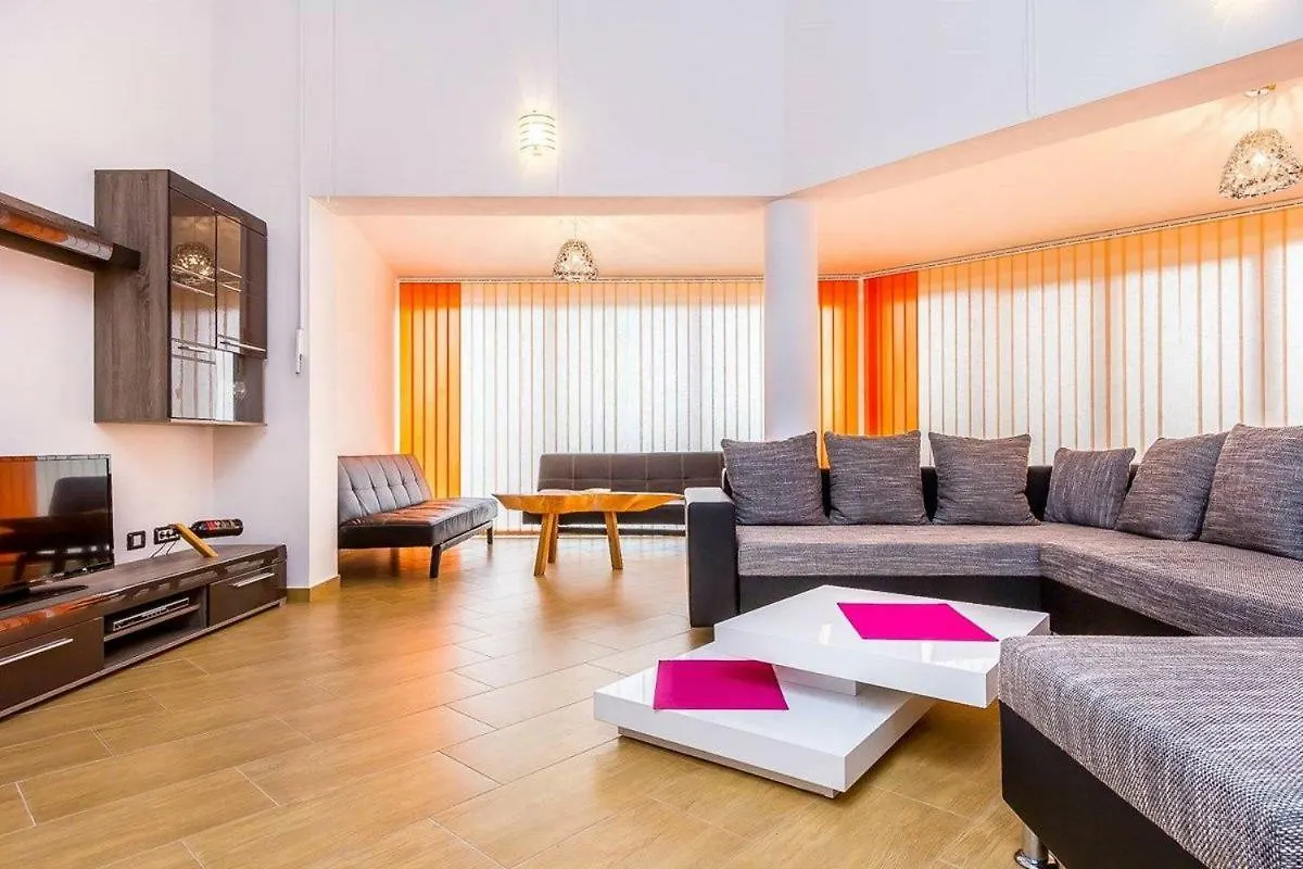 Villa Marcelia Pula 0*,