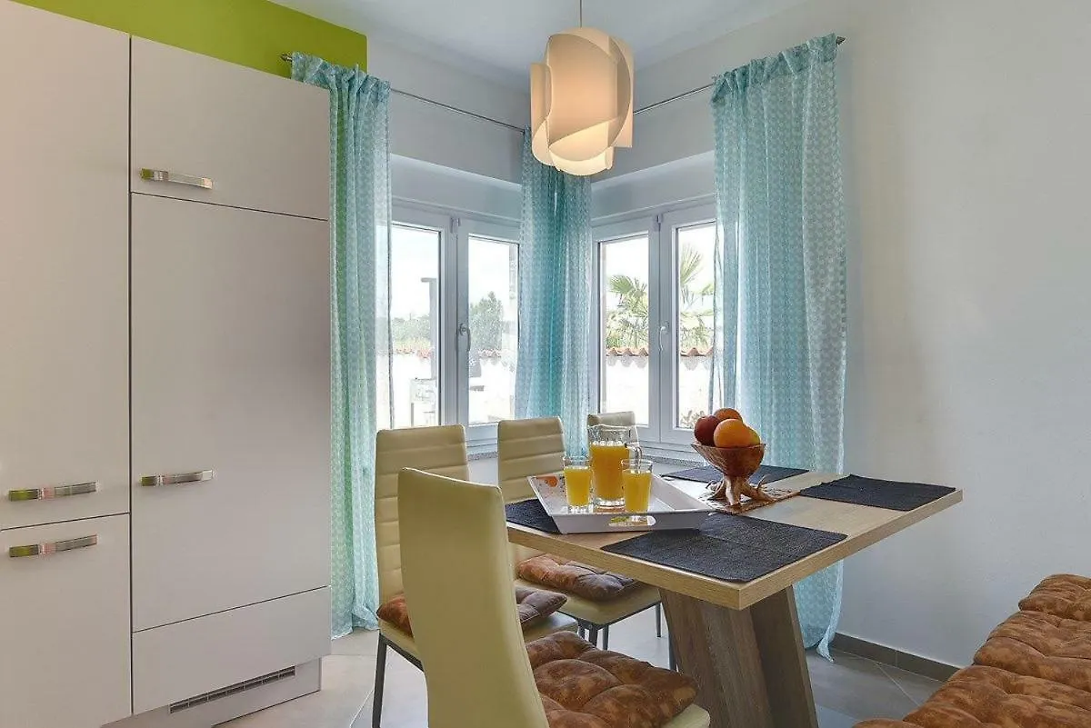 Villa Marcelia Pula 0*,