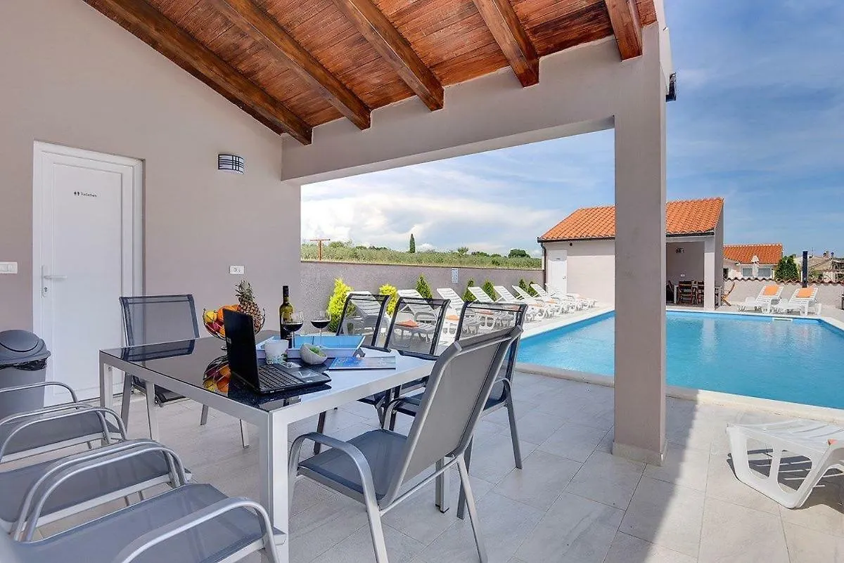 Villa Marcelia Pula 0*,
